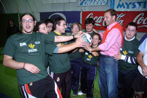 Acto de entrega del balón firmado por los jugadores de la UDS a los jóvenes del Club AVIVA Sánchez-Guijo
